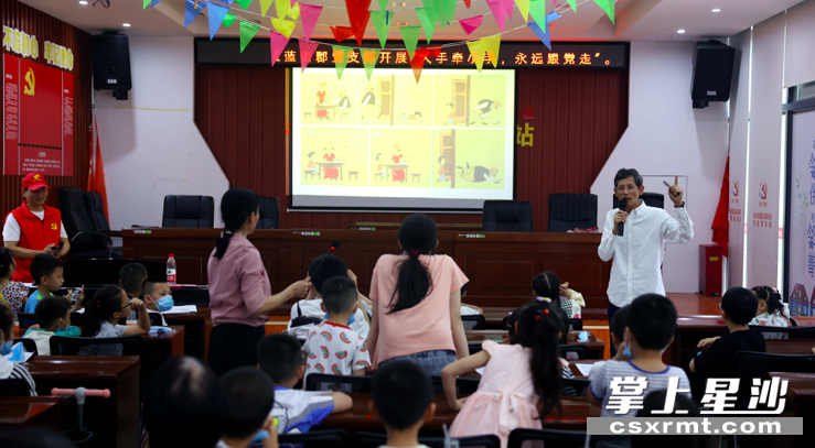 图为儿童教育独立学者刑君庆讲师教授亲子阅读方法。 盛磊 摄 图为儿童教育独立学者刑君庆讲师教授亲子阅读方法。 盛磊 摄