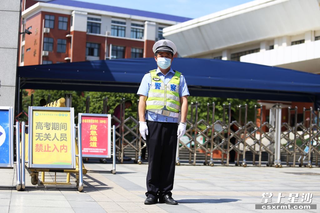 交警烈日下站岗执勤,为考生出行保驾护航.李杰 摄