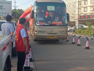 胡鹏正在参与护考工作。黄兴镇供图