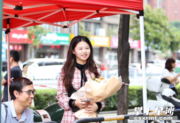 罗子睿在考点外场耐心等待妹妹考完最后一科。均为 李杰 摄