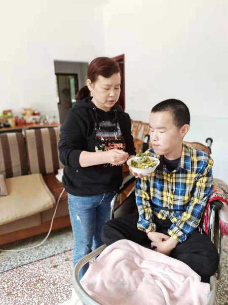 图为何佳照顾儿子日常生活。供图 图为何佳照顾儿子日常生活。供图