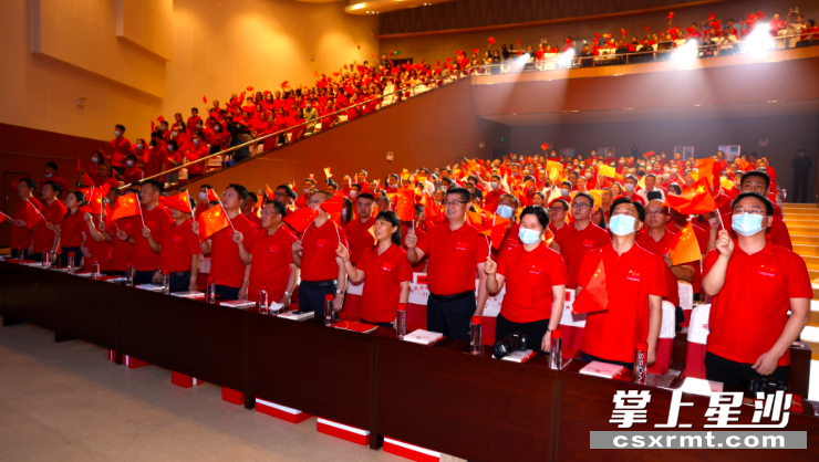 图为全体参会人员现场合唱《没有共产党就没有新中国》。 盛磊 摄