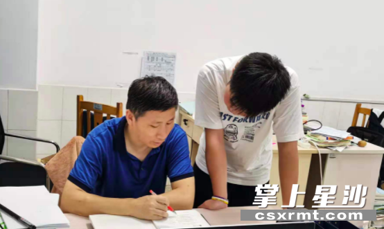 晚自习时间，刘礼联对学生进行辅导。