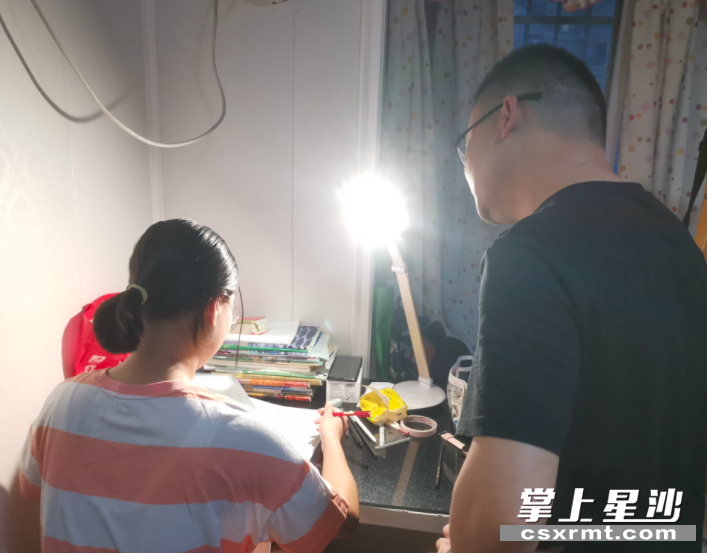 晚上对学生进行家访，检查作业完成情况。