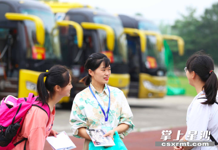 离别之际，佘曼妮与学生交流谈心。均为李杰 摄