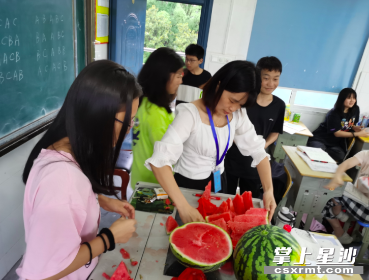 一天考完，佘曼妮买西瓜犒劳学生。
