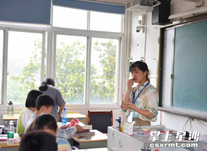 在考点自习室，佘曼妮给考完的学生进行安全教育。