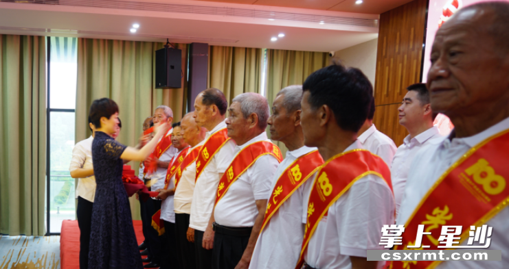 郭瑞向符合条件的10名老党员代表颁发“光荣在党50年”纪念章。