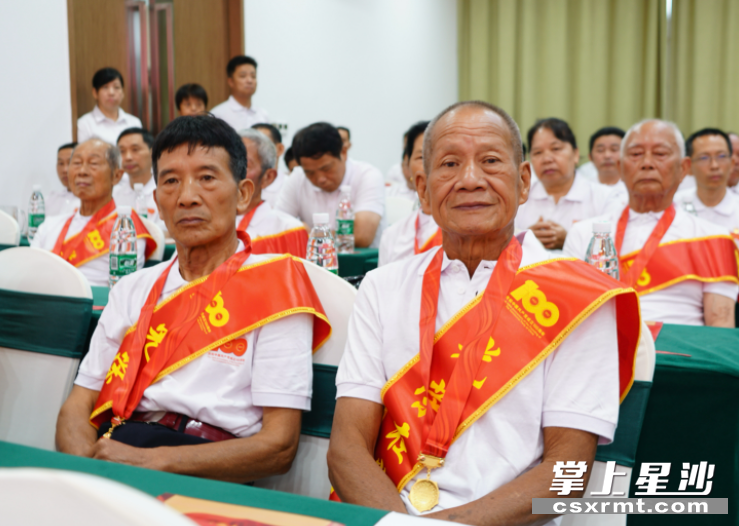 老党员们认真观看文艺汇演。