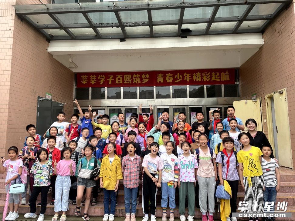 余伊文带的1702班学生积极、阳光、向上，在学校被称为“向日葵中队”。