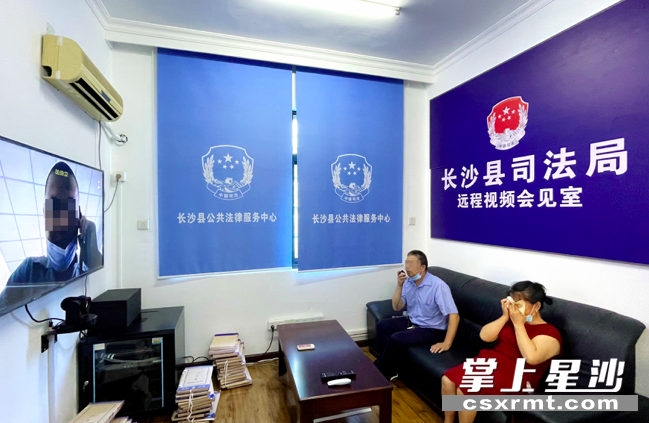 图为服刑人员何某与父母进行远程视频会见。 盛磊 摄 图为服刑人员何某与父母进行远程视频会见。 盛磊 摄