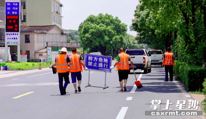 修补路面坑槽。曾媚 摄