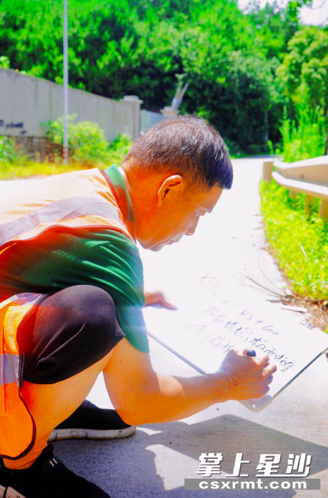 青山铺中队检查边坡垮塌隐患。吴婉沁 摄