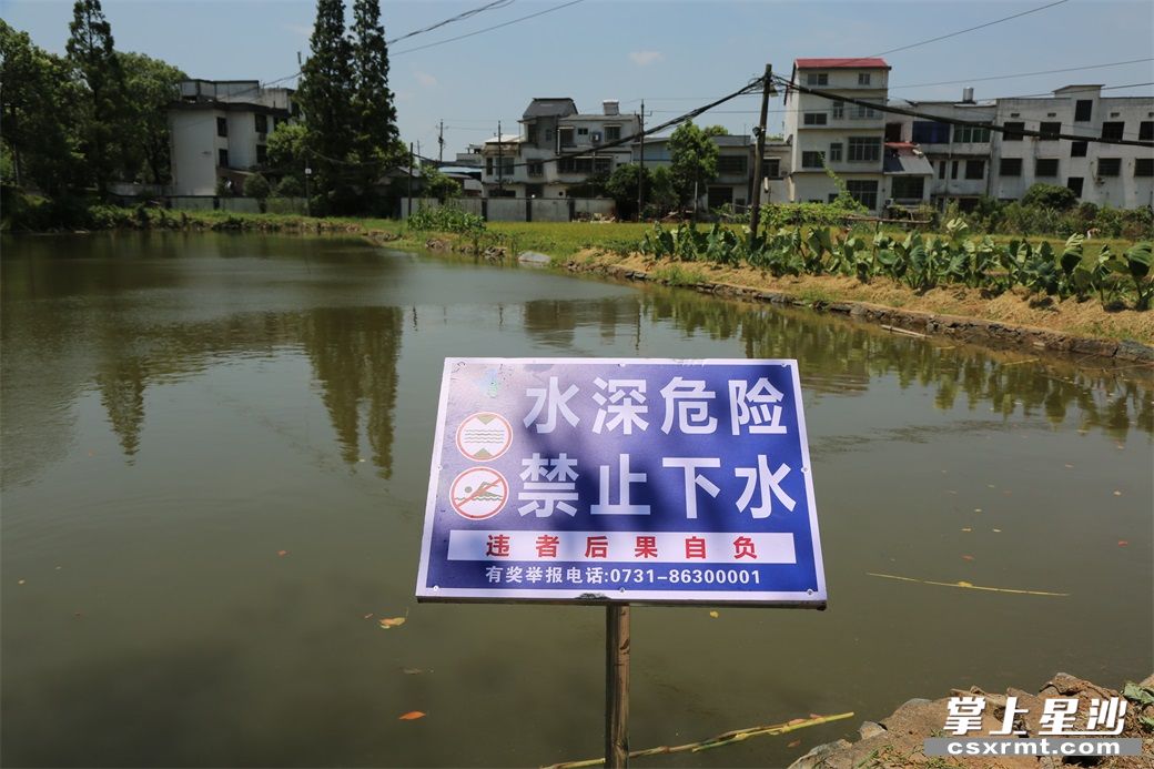 截至7月14日，果园镇共安装竖立警示牌415块。均为 梁焕鑫 摄