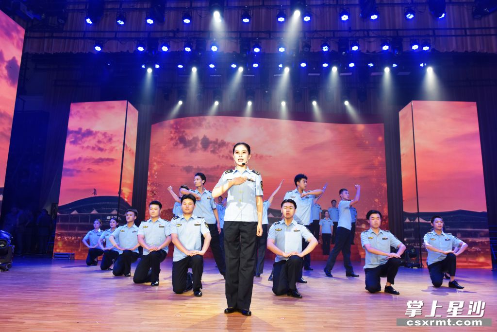 黄花行政执法队表演的《战地黄花党旗红，担当奉献执法蓝》获得三等奖。