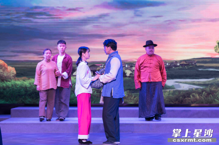 舞台剧《田汉眼中的中国》深受游客朋友喜欢。刘思源 摄