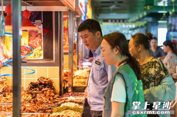 图为检查现场。刘思源 摄