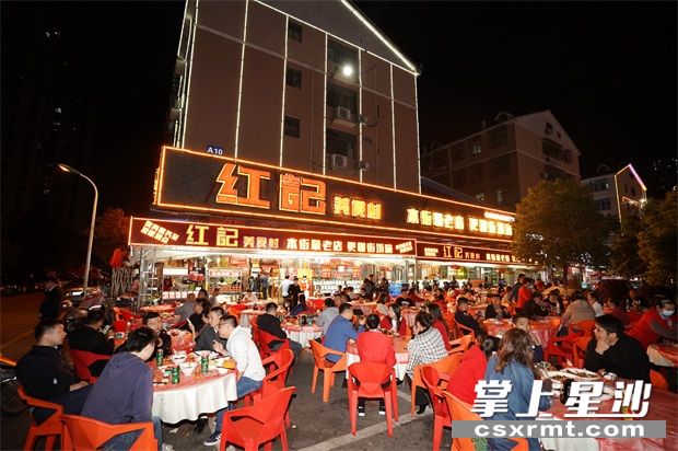 夜晚的红记美食村人气火爆。盛磊 摄