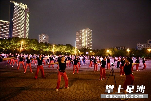 夜晚，人们越来越追求健康。供图