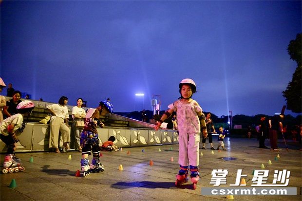 健康消费已悄悄进入夜间消费的“主菜单”，并逐步成为星沙“夜经济”的主力军之一。供图
