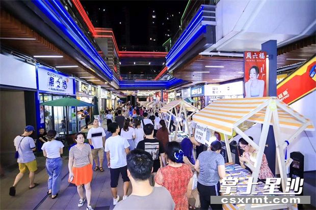 吾悦广场里有星沙街道首个夜间市集示范点，夜晚人气足。盛磊 摄
