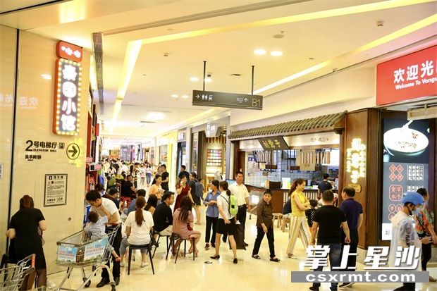 夜星沙始于舌尖。图为热门餐饮吸引市民排队就餐。曾诗怡 摄