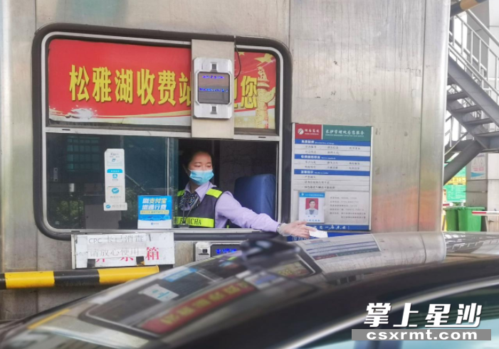 一天下来，何丹桂的手套里已经满是汗水。