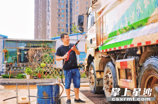马忠运输渣土后洗车。