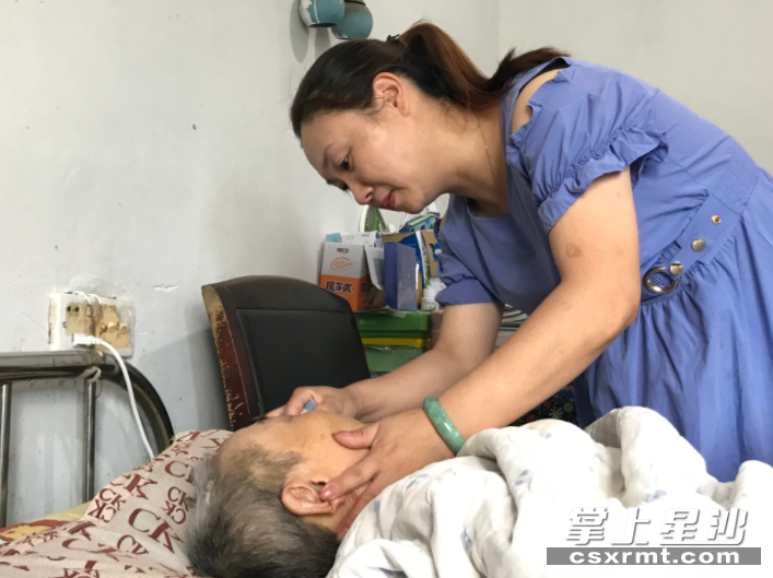 每隔两个小时，陈小华就要给母亲翻身，同时为母亲清洗身上的污秽。尹理摄