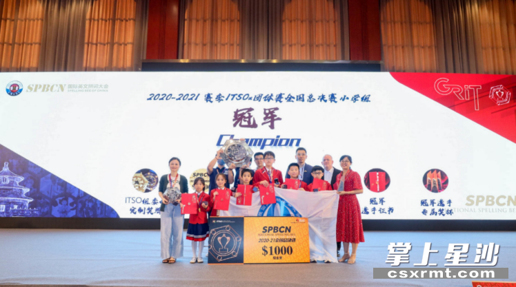 比赛当天，夺冠后参赛选手和导师一起合影。均为供图