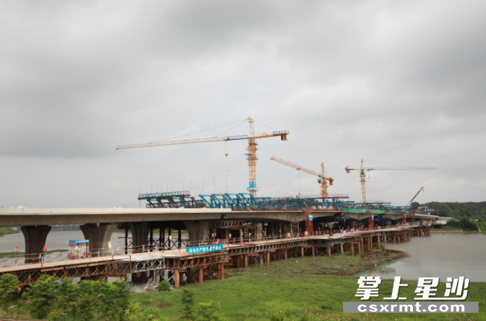 图为香堤北路含捞刀河大桥项目，预计今年11月通车。苏潇湘 摄