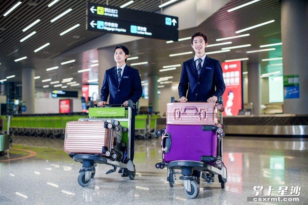 图为机场为旅客提供便捷的行李托运服务.