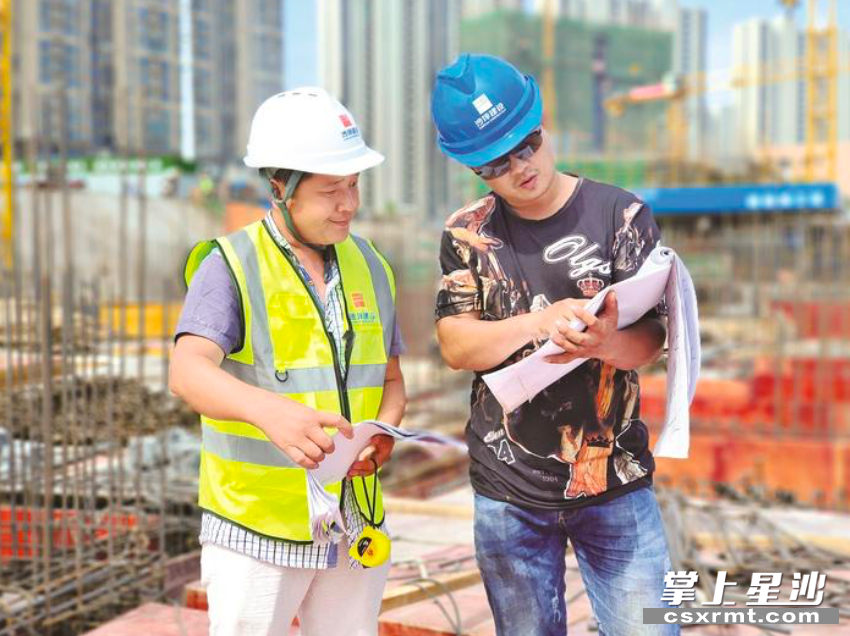 “质量要高，进度要稳。”项目相关设计师正在与焊接师傅就焊接工作细节进行核对。 均为吴涛 摄