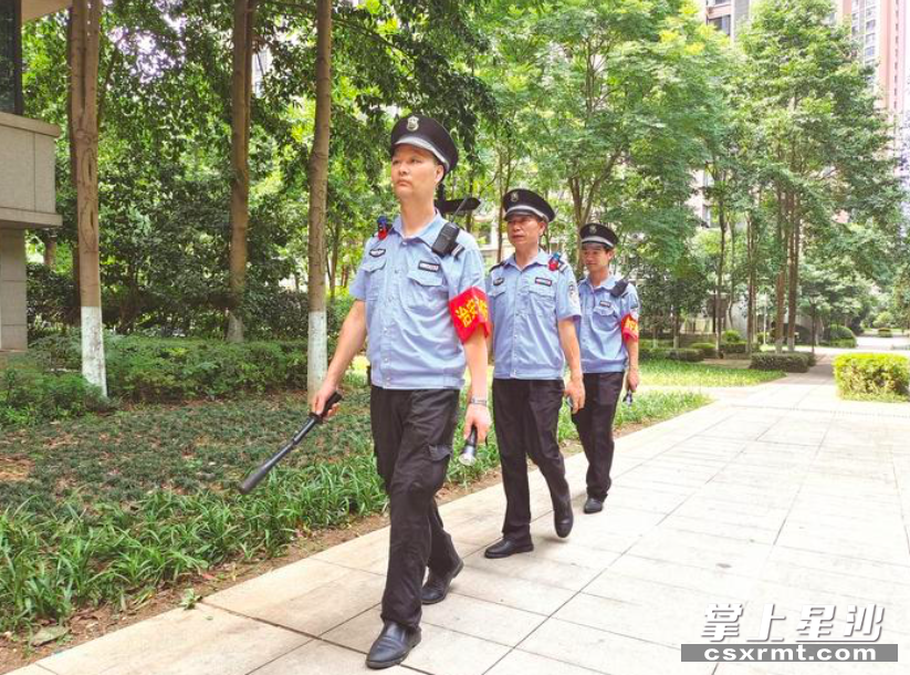 “小区有26栋33个单元，每天都会进行巡逻。安心更放心！”已从事安保行业近20年的退伍军人李志仁目光坚定地说。