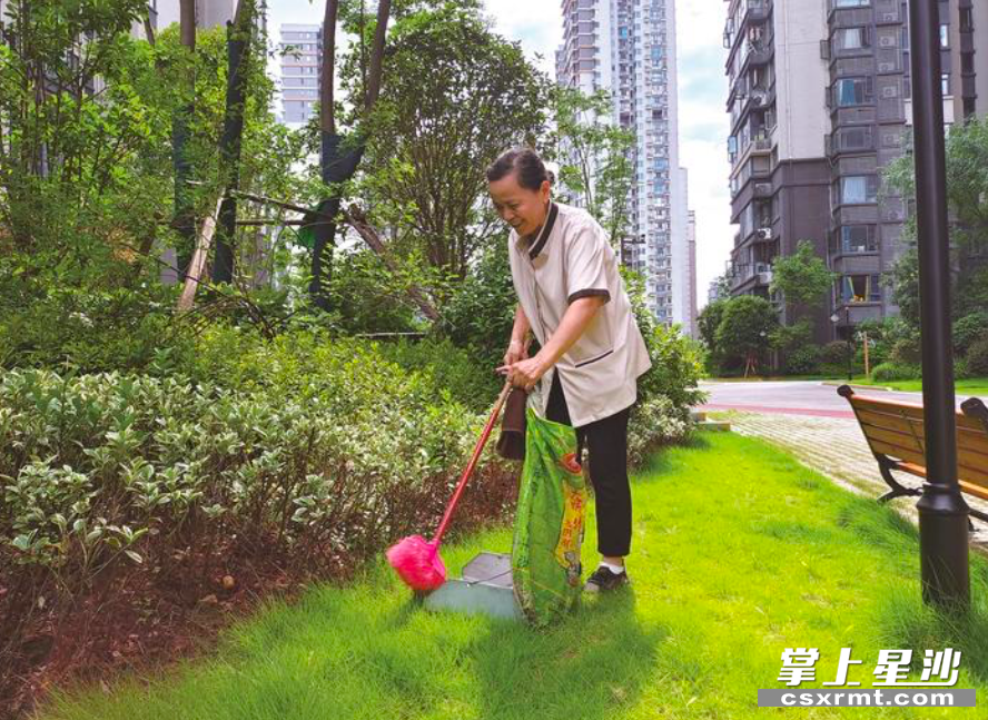 “对于工作，保持开心。”小区保洁员张礼香的脸上露出了微笑。