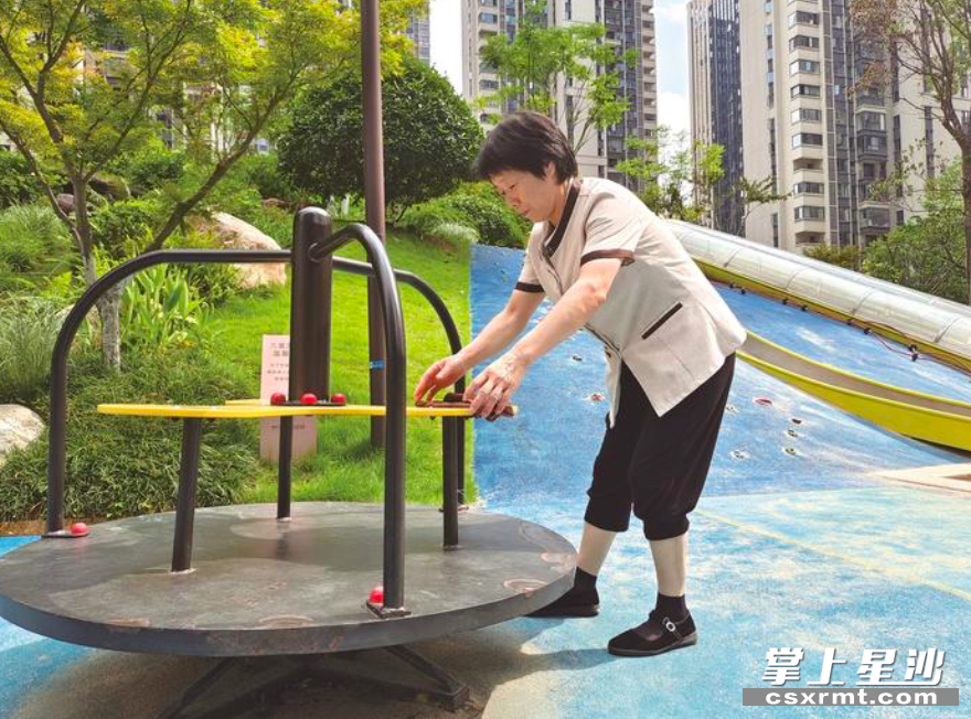 “工作就像在给家里搞卫生一样。”小区保洁员蔡金美同时也是小区业主。
