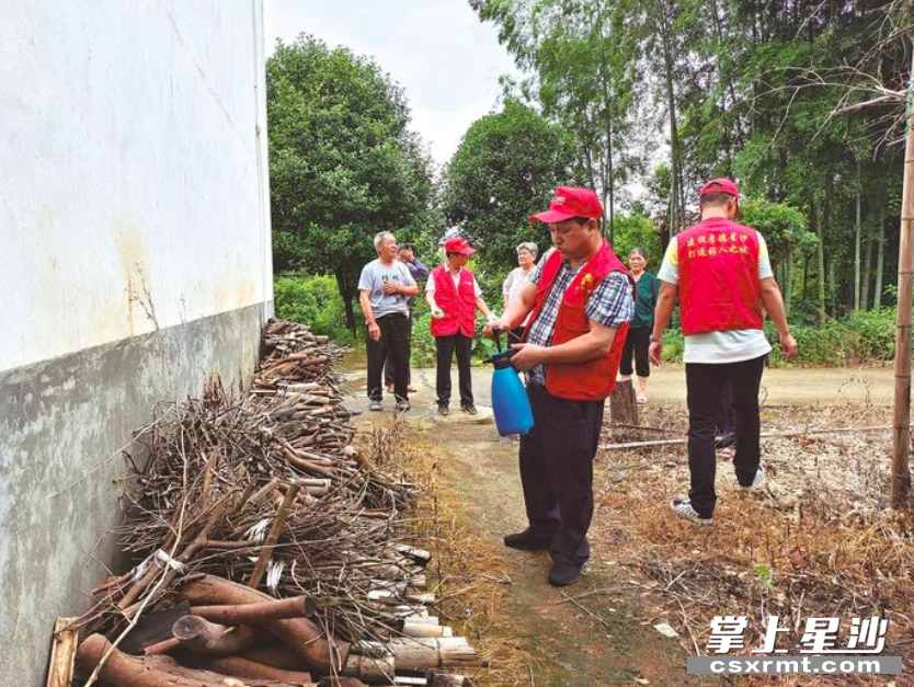 “我屋里有！”“我家也有，到我家搞搞！”长沙县住建局白蚁防治中心组织工作人员携带工具前往江背镇金洲村开展“我为群众办实事”白蚁灭治和宣传工作。