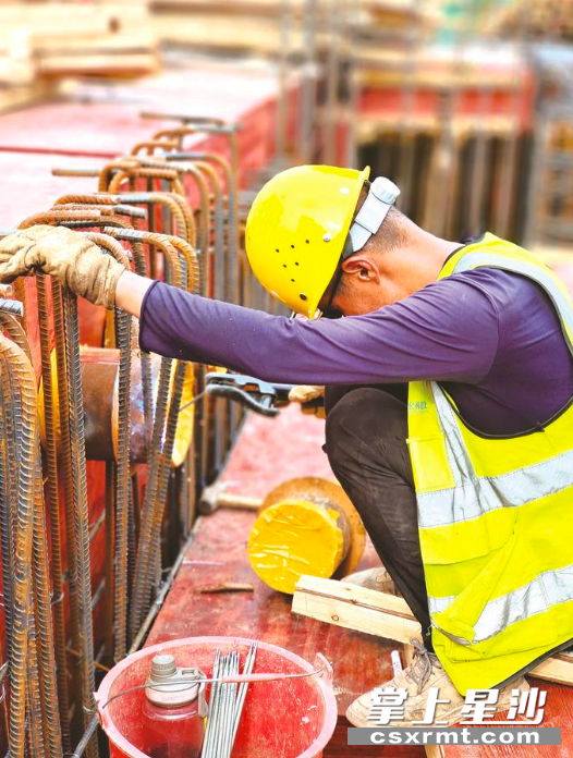人防工程项目建设现场，施工人员正进行焊接工作。