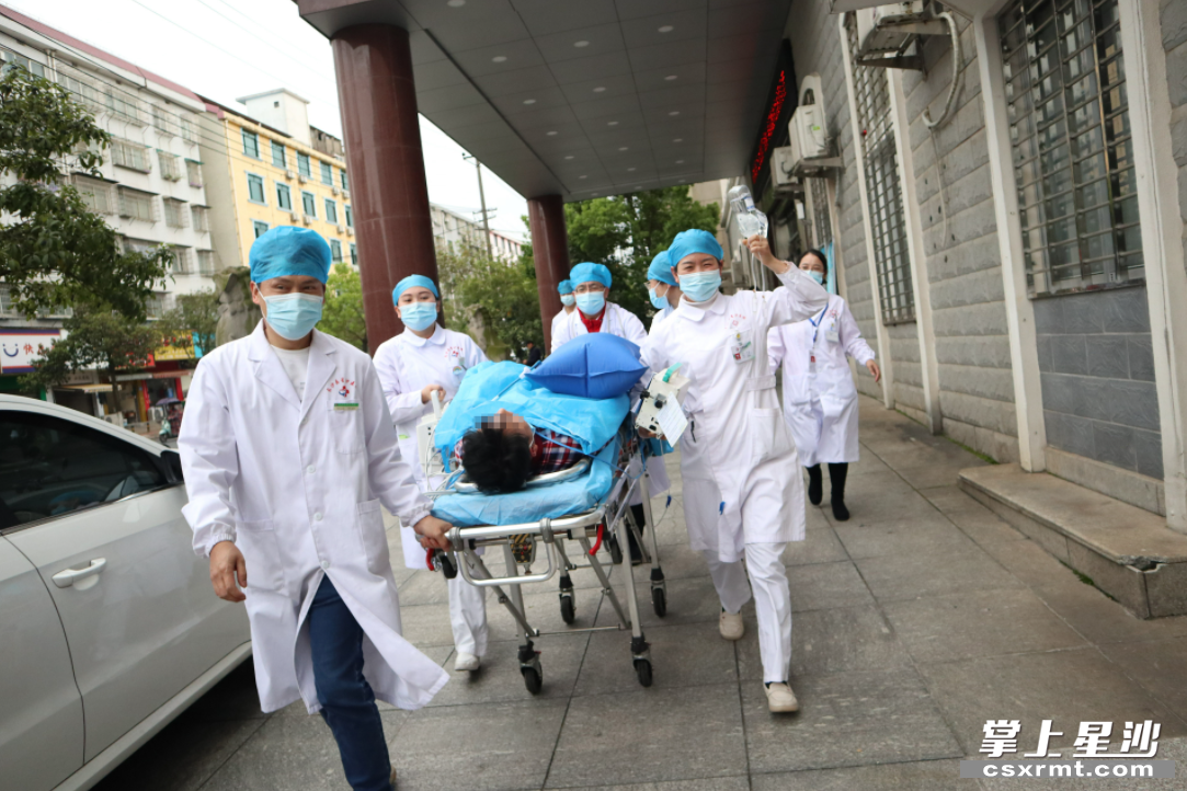 图为长沙县120急救中心调度医护人员抢救伤者。 县卫健局供图