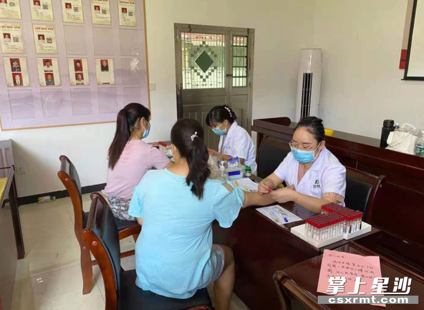 为办理健康证商户进行体检。 黄兴镇供图