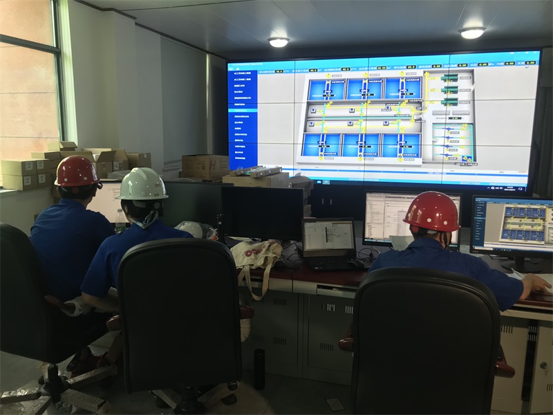 在黄花水厂二期扩建及提质改造工程项目的中控室，技术人员正在调试设备。尹理 
 摄