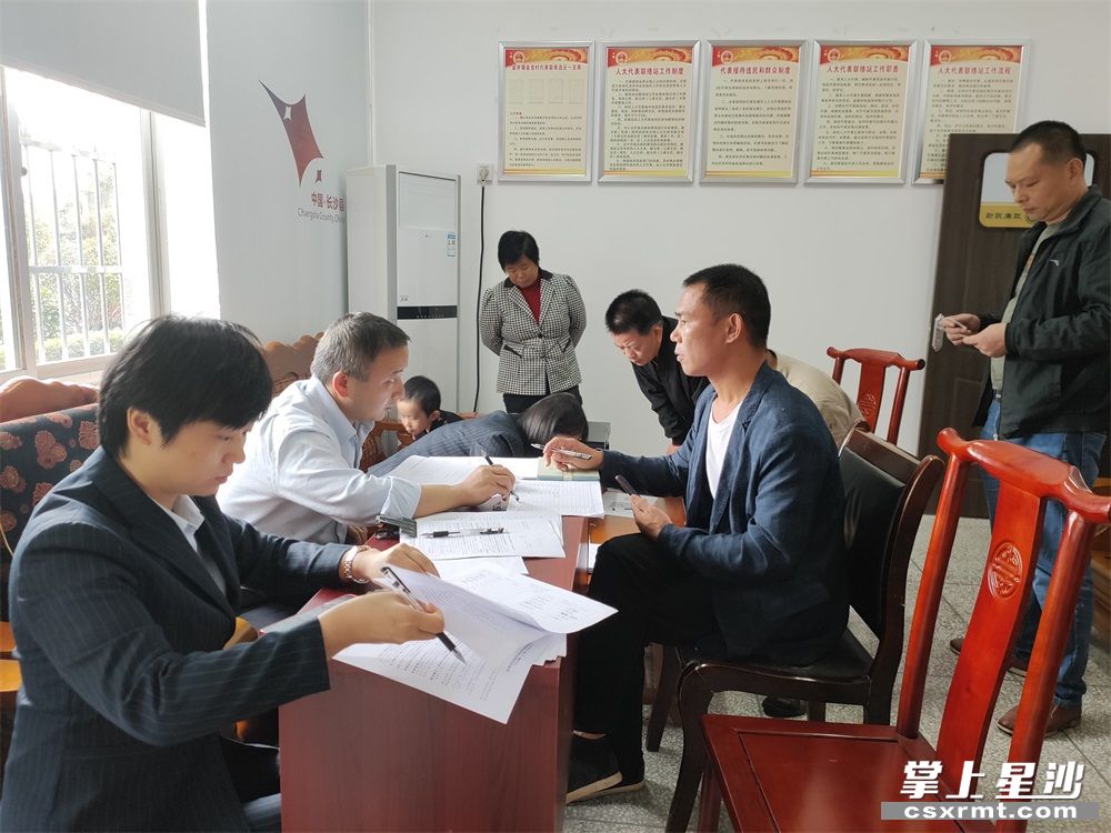 何金胜正在为村民提供金融服务。