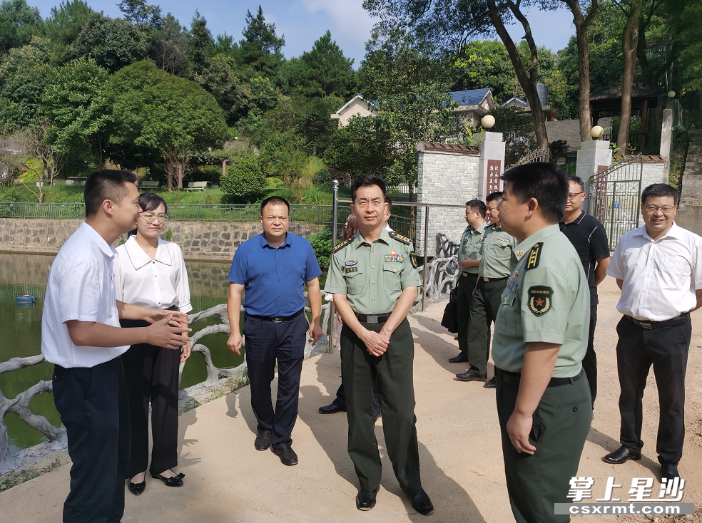冯紫英带队调研开慧村余家坳组美丽宜居村庄建设现场. 开慧镇供图