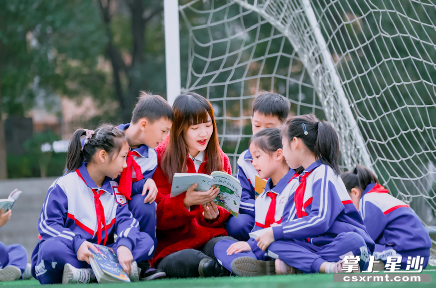 课后老师和学生们一起阅读美文。章帝 摄