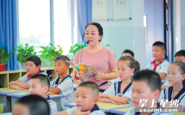 “长沙县师德标兵”金旭红老师正在给学生上课。章帝 摄
