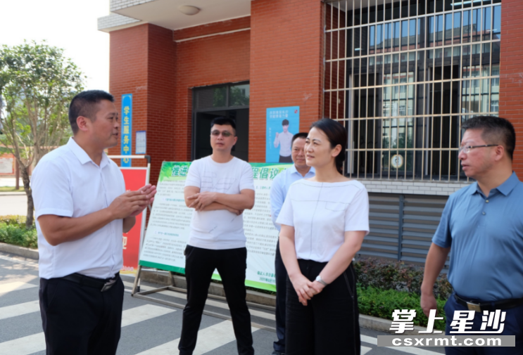 图为长沙县委常委,县委宣传部部长,县委教育工作领导小组副组长杨溢在