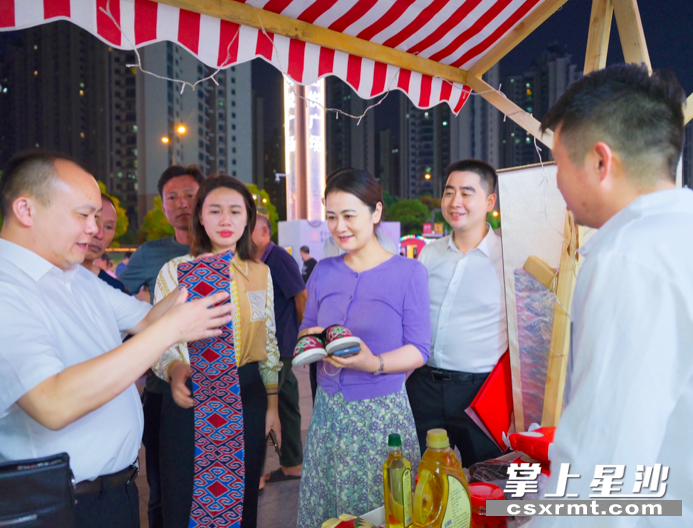 杨溢一行参观三地特色文旅产品.章帝 摄