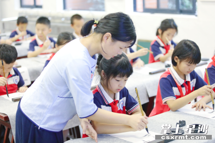 湖南第一师范附属星沙实验小学学生课后学习书法。李杰 摄
