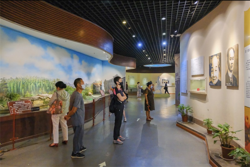 在长沙县开慧镇杨开慧纪念馆内，往来游客通过展出的文物，了解革命历史中“骄杨”的人生轨迹。章帝 摄