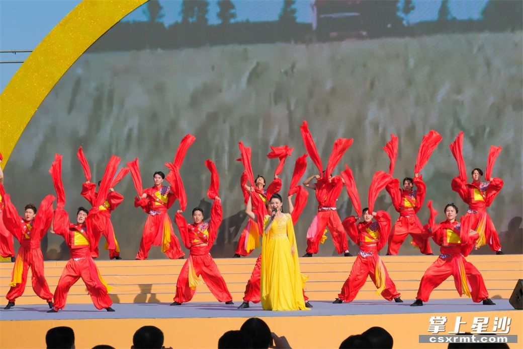 演员在表演节目《巡礼·美丽的中国》.章帝 摄